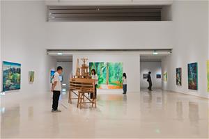 本展呈現藝術家張新丕最新力作〈園區〉，呈現藝術家位於檳榔園的工作室。