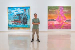 藝術家張新丕與展出作品〈風雲人物〉（圖左）、〈石卷-回到我心中的美麗〉（圖右）合影。（攝影：林宏龍）