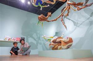 高雄兒美館新展《生活藏寶圖》展出曾麗娟〈花・生・子〉作品（攝影：林宏龍）