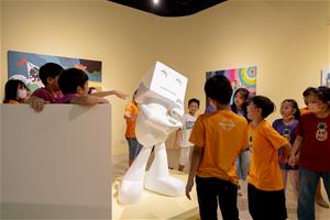 小朋友與藝術家林正作品開心互動（攝影：鄭景陽）