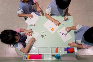 高雄兒美館《生活藏寶圖》展覽中規劃了多元豐富的互動創作專區，邀請大小朋友共創體驗（攝影：鄭景陽）