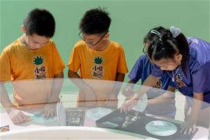 高雄兒美館《生活藏寶圖》展覽中規劃了多元豐富的互動創作專區，邀請大小朋友共創體驗（攝影：鄭景陽）