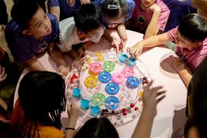 高雄兒美館《生活藏寶圖》展覽中規劃了多元豐富的互動創作專區，邀請大小朋友共創體驗（攝影：鄭景陽）