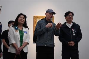 高雄市長陳其邁(右)與藝術家馮．沃爾夫(中)共同欣賞高美館《馮．沃爾夫的花園堡壘》特展。