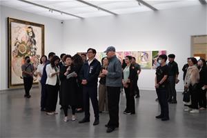 高雄市長陳其邁與藝術家馮．沃爾夫共同欣賞高美館《馮．沃爾夫的花園堡壘》特展。