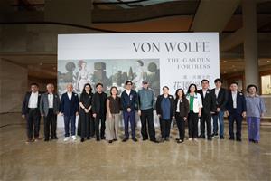 高美館《馮．沃爾夫的花園堡壘》特展開幕記者會，文化部次長王時思(左6)、高雄市長陳其邁(左7)、高雄市議員邱俊憲(右4)、藝術家馮．沃爾夫(左8)、英國文化協會署長蘇珊(右7)、英國在台辦事處新聞處處長林君玲(右6)、高雄市文化局長王文翠(左4)、高美館館長顏名宏(左5)與贊助企業代表共同合影留念。