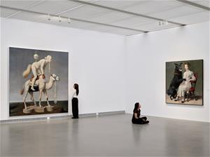 馮．沃爾夫畫筆下女性形象堅毅泰然，兼具古典主義的優雅與當代的戲劇性。圖中作品左為〈沙漠之珠〉，右為〈泰然自若〉。（使用須註明：Photo by Studio Millspace）