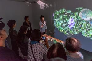 藝術家帕里薩•卡里米於展覽開幕式後為參觀民眾親自導覽。