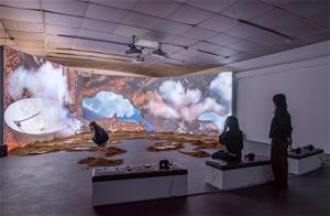 與展覽同名的大型裝置創作《連結失落的風景》，創作靈感源自於卡里米在瑞典薩米（Sápmi）地區的藝術踏查，並於創作時結合紀錄片影像、詩性書寫與動畫拼貼。