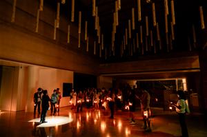 美術館夜行邀請民眾走入夜間美術館，看見《馮．沃爾夫的花園堡壘》於夜晚中的另一面貌。(攝影：朱上均）