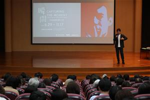 今年度特展必修課再次邀請到知名作家謝哲青，帶領民眾解析《馮．沃爾夫的花園堡壘》作品。（圖片提供：謝哲青）