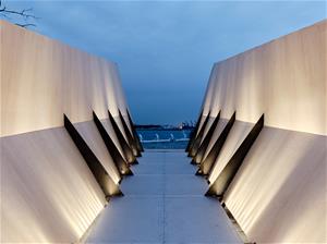 伍偉廷建築師事務所〈峽光之境〉外觀則宛如峽谷，打造光影交錯的沉浸空間。（攝影／Studio Millspace）