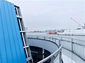 森屾創作的〈海的迴藍〉讓觀者遊走在作品之中，透過迴廊、窗口觀看大海。（攝影／Studio Millspace）