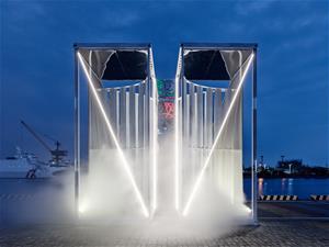 米索空間設計〈入港〉以高雄港為靈感，藉由船頭劃破水面的意象，創造一段靠岸與穿越的空間體驗。（攝影／Studio Millspace）