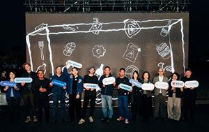 2025貨櫃藝術節盛大開幕，高市府副秘書長張家興、文化局副局長簡美玲、高美館館長顏名宏、國藝會執行長李文珊，與參展藝術團隊以及贊助、合作單位共同為展覽揭幕。（攝影／陳李視物）