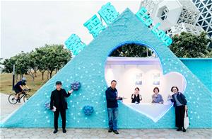 2025高雄國際貨櫃藝術節《愛耍廢》今(19)開幕，高市府副秘書長張家興(中)、高市府文化局副局長簡美玲(右)、高美館館長顏名宏(左)於服務台共同合照留念。（攝影／陳李視物）