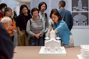 《地域主義的先行者：陳仁和百年+3建築紀念大展》策展人黃瑋庭於展覽開幕後為民眾進行導覽。