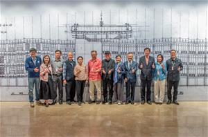 《地域主義的先行者：陳仁和百年+3建築紀念大展》展覽開幕式，高美館館長顏名宏、策展人代表徐明松、陳仁和家屬代表林世敏、高雄建築師公會理事長羅必達與眾多貴賓一同合照。