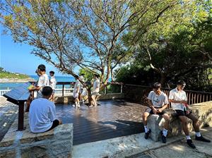 馬祖高中的孩子們利用五感融入海風與天光的流動，培養對「光影變化」與「自然節奏」的敏銳度。