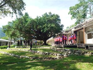 桃源國中的綜合教室融合室內外空間成為與部落文化傳承的「共學基地」。