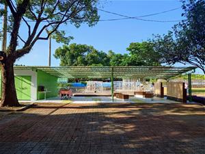 新社國小打開陳舊的香菇寮，視野直達改造後的「羽村」，孩子們可在平台上觀察並紀錄著鳥禽類的生命成長。